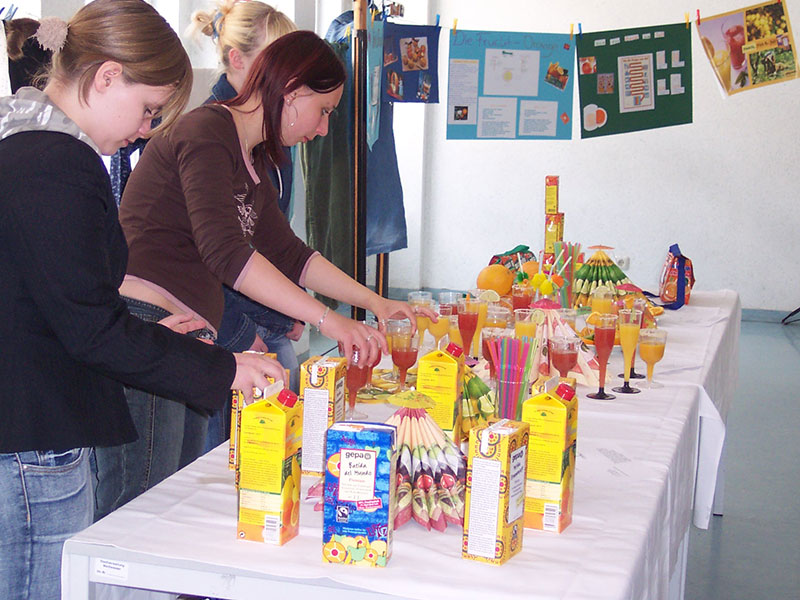 Projekte rund um Südfrüchte: Faire Safttheke in einer Schule.