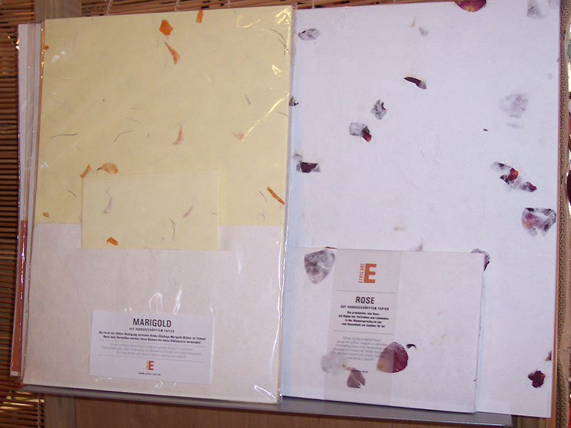 Handgeschöpftes Recycling-Briefpapier mit Blütenblättern.
